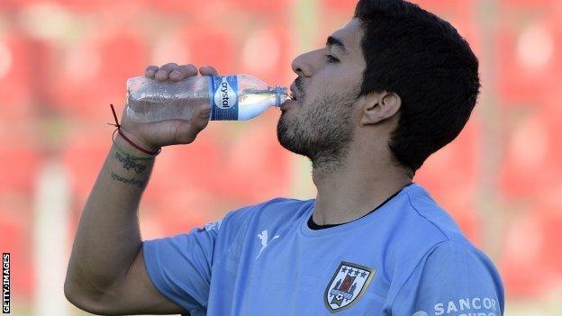 Luis Suarez drinking water