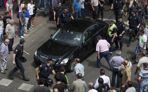 Protesters surround car in Madrid (12 June)