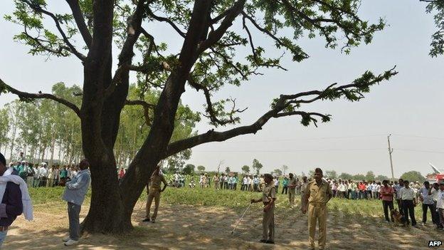 Indian police keep watch at the tree where the bodies of gang rape victims were found hanging, ahead of Congress party Vice President Rahul Gandhi's arrival in Katra Shahadatgunj in Badaun district, India's Uttar Pradesh state, 31 May 2014