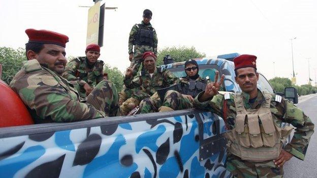 Iraqi soldiers gather in Najaf before being deployed to Mosul (8 June 2014)