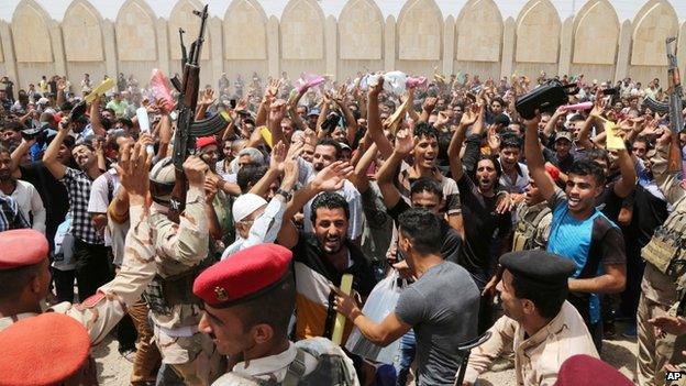 Iraqi men outside the army's main recruiting centre in Baghdad (12 June 2014)