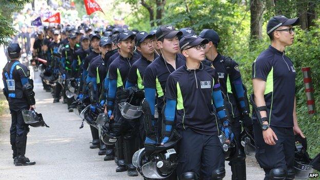 Policemen gather at the compound of Yoo Byung-Eun, a leading member of the Evangelical Baptist Church of Korea, in Anseong on 12 June, 2014