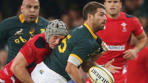 Jonathan Davies tackles Willie le Roux