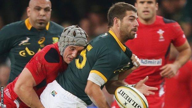 Jonathan Davies tackles Willie le Roux