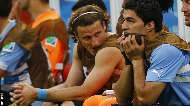 Diego Forlan and Luis Suarez on the bench