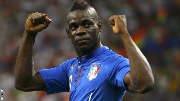 Mario Balotelli celebrates his winning goal