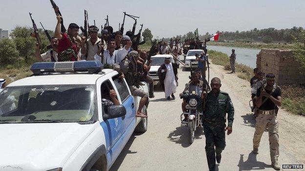 Tribal fighters and security forces carry weapons on the outskirts of Diyala province (16 June 2014)