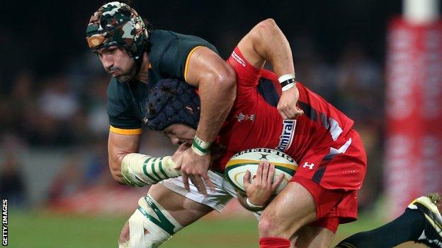 Victor Matfield tackles Matthew Morgan