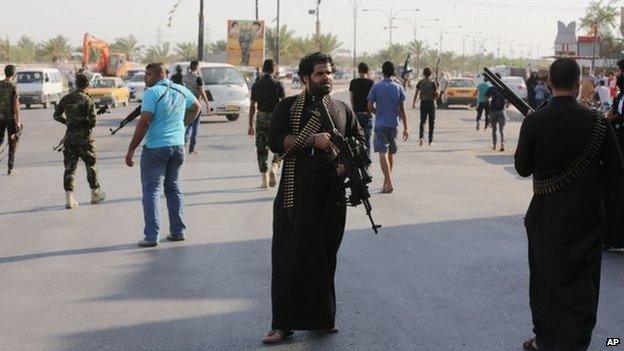 Shia fighters with their weapons in Baghdad (16 June 2014)