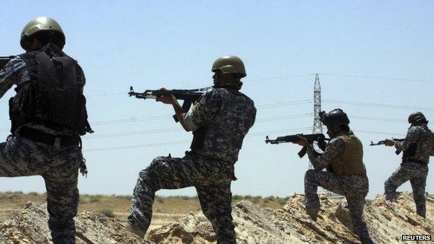 Members of the Iraqi security forces patrol an area near the borders between Karbala Province and Anbar Province (16 June 2014)