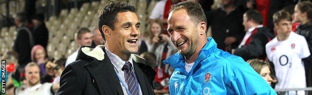 Dan Carter talks to England assistant coach Mike Catt