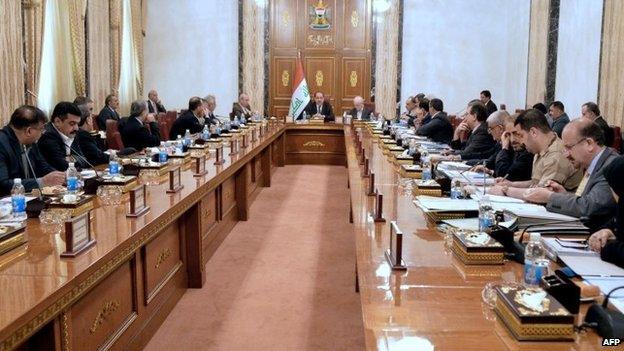 Iraqi cabinet meeting chaired by Prime Minister Nouri Maliki (centre), in Baghdad (17 June 2014)