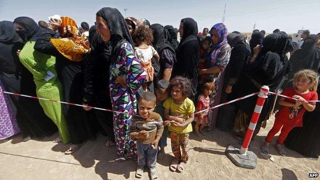 Women and children queue to register at temporary camps set up to house Iraqis who have been displaced by the fighting in Nineveh province (17 June 2014)