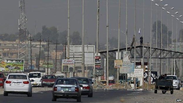 Checkpoint set up ISIS on a main road into Mosul (17 June 2014)