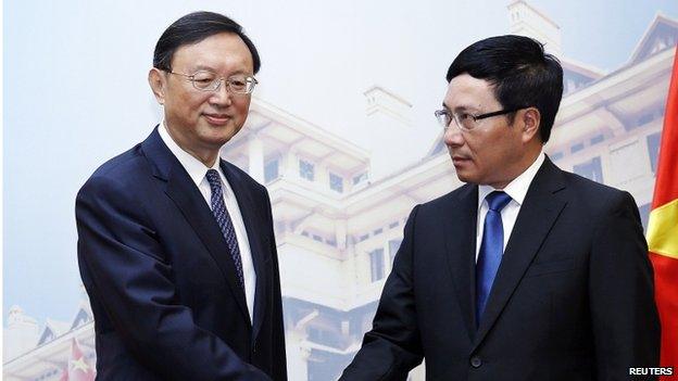 Chinese State Councillor Yang Jiechi (left) shakes hands with Vietnamese Foreign Minister Pham Binh Minh at the Government's Guesthouse, in Hanoi 18 June 2014.
