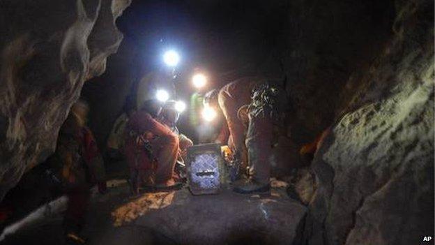 Rescuers help injured researcher Johann Westhauser (Bavarian mountain rescue)