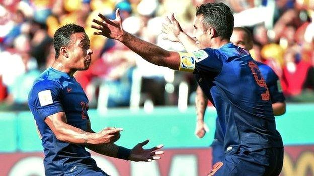 Memphis Depay celebrates with Robin van Persie