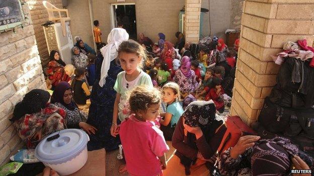 Iraqi Shia Turkmen arrive at the northern town of Shangal after fleeing the city of Tal Afar (17 June 2014)