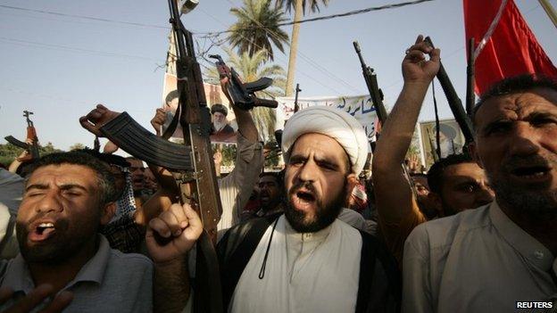 Tribesmen shout slogans while carrying weapons during a rally in the Shia holy city of Karbala (28 June 2014)