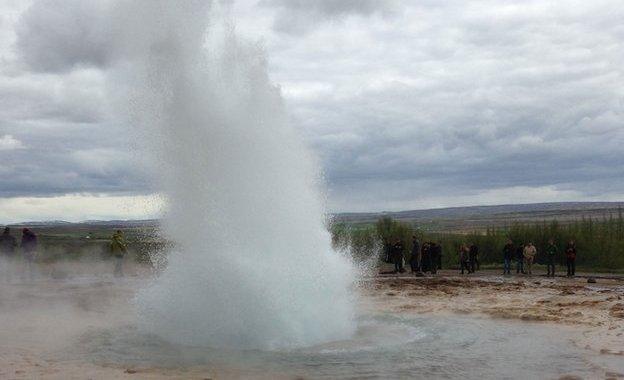 A spitting geyser