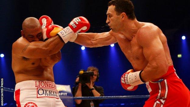 Wladimir Klitschko punches Alex Leapai