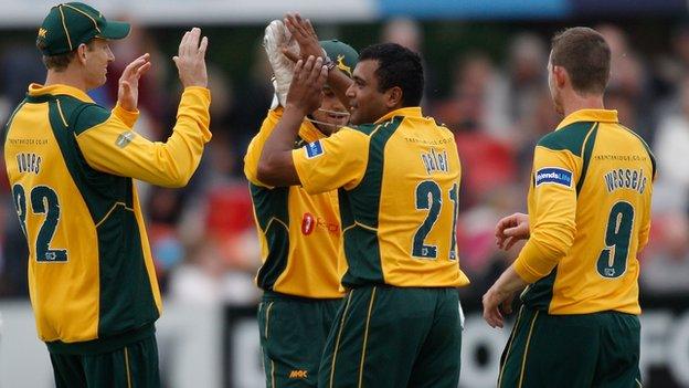 Notts players celebrate a Leicestershire wicket