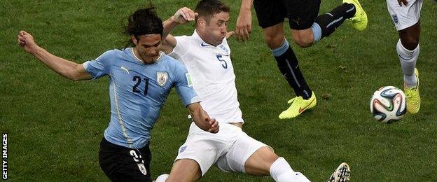 Edinson Cavani powers past Gary Cahill