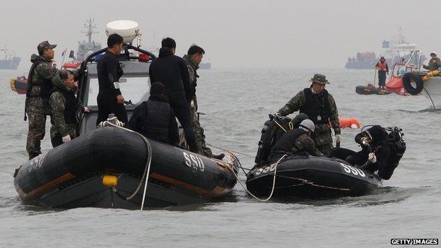 Divers with the South Korean Navy search for missing passengers at the site of the sunken ferry off the coast of Jindo Island on 19 April, 2014 in Jindo-gun, South Korea