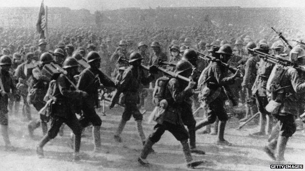 Chinese Red Army soldiers march on Shanghai in 1949