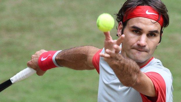 Roger Federer serving