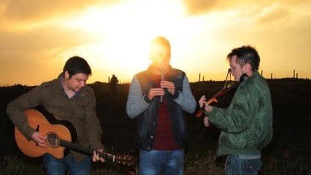 An Grianán Fort - people playing music