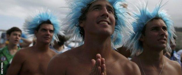 Argentina fans pray