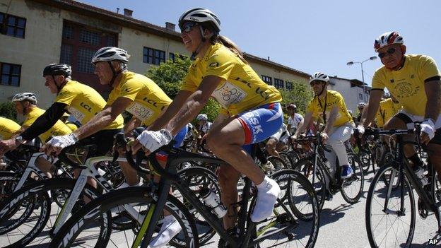 French ambassador to Bosnia and Herzegovina Roland Gilles (third from left) and partner Claudia Carceroni de Carvalho, many times world cycling champion, (centre) warm up before the Sarajevo Grand Prix (22/06/2014)