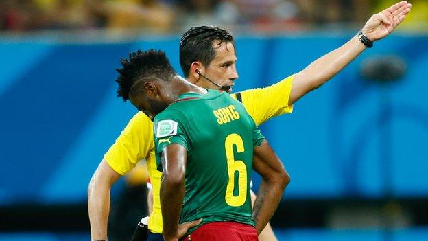 Alex Song is sent off by referee Pedro Proenca