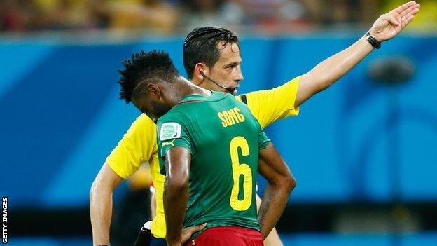 Alex Song is sent off by referee Pedro Proenca