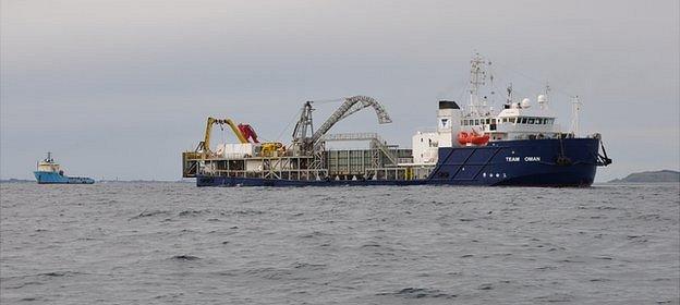 Ships repairing Guernsey electricity cable in 2012