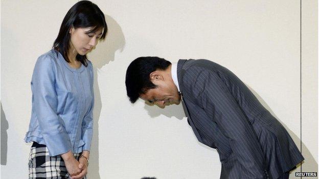 Tokyo city assembly lawmaker Akihiro Suzuki (right) bows to apologise to lawmaker Ayaka Shiomura at Tokyo Metropolitan City Hall in this photo taken by Kyodo on 23 June 2014.