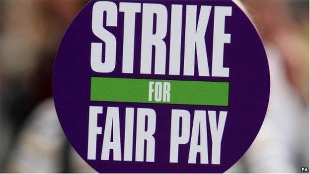 Unison sign saying "strike for fair pay"