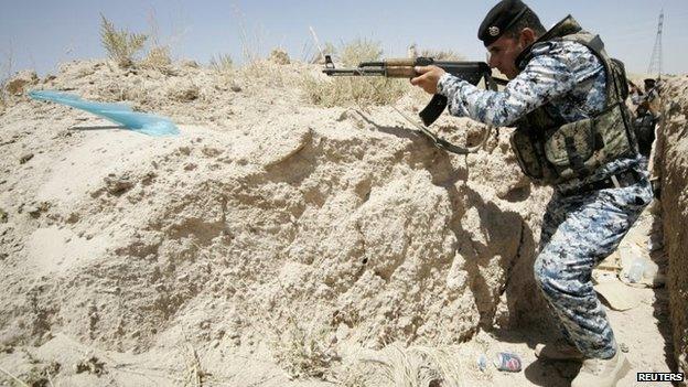 Iraqi security forces personnel patrol Iraq's border with Saudi Arabia (26 June 2014)