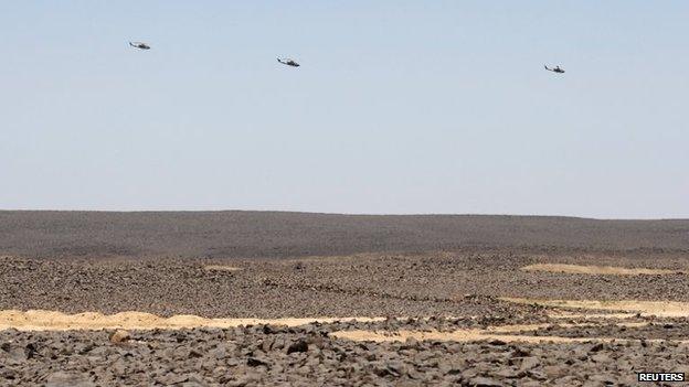 Jordanian military helicopters fly near Jordan's border with Iraq (23 June 2014)