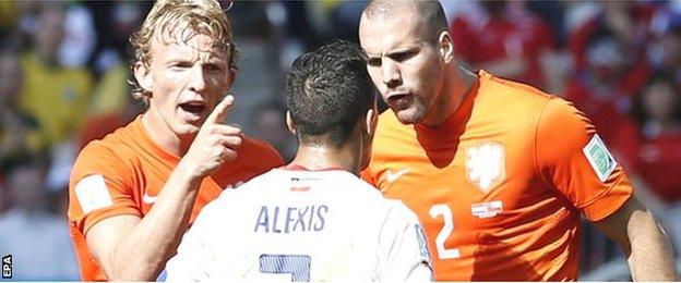 Dirk Kuyt and Ron Vlaar remonstrate with Alexis Sanchez