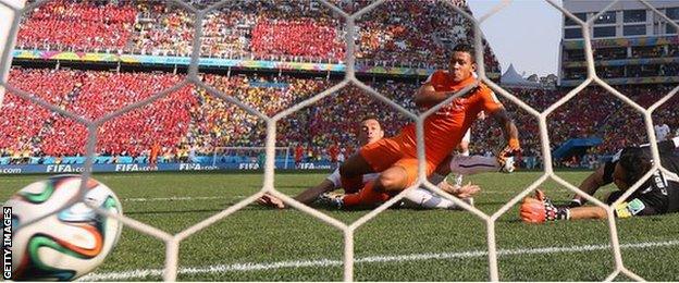 Memphis Depay scores Netherlands' second goal