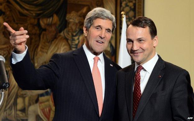 US Secretary of State John Kerry (left) with Polish Foreign Minister Radoslaw Sikorski in Warsaw, 15 November 2013