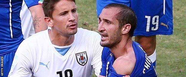 Giorgio Chiellini attempted to show the referee the marks on on his shoulder after clashing with Suarez