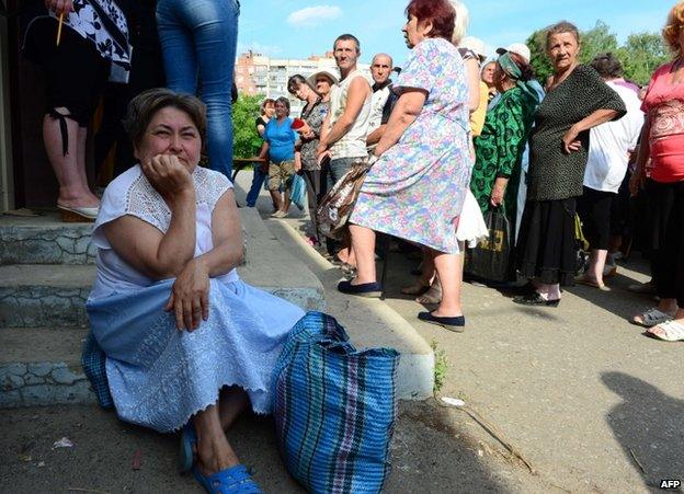 People receive rations in Sloviansk, Ukraine, 24 June