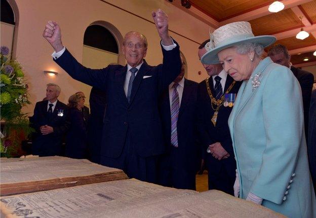 The Royal couple examined copies of WW1 news reports, as the Duke of Edinburgh reminisced about the size of old broadsheet newspapers