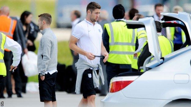 Gary Cahill gets off the plane at Luton airport