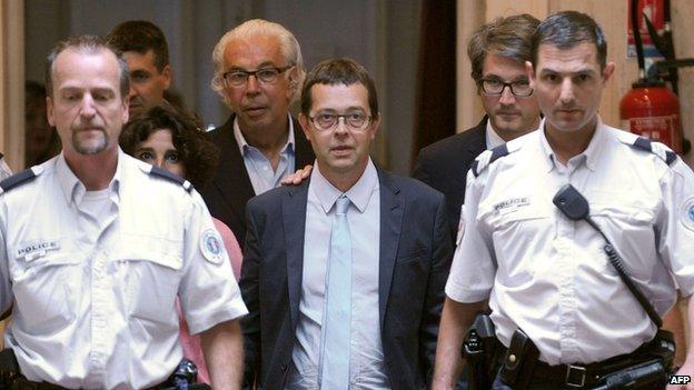 French former doctor at the Bayonne hospital Nicolas Bonnemaison (C), leaves the courthouse of Pau, south-western France on 25 June 2014