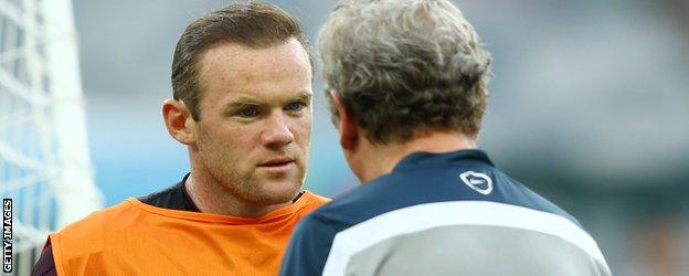 Wayne Rooney speaks to Roy Hodgson