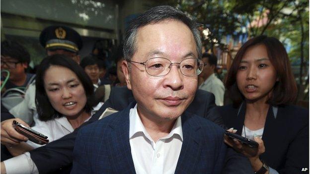 Former prime minister nominee Ahn Dai-hee leaves after a news conference about his resignation at the Government Complex in Seoul, South Korea, on 28 May 2014.